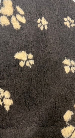 VETBED DELUXE Paklājs ar gumijotu pamatni no bieza materiāla - brūns ar pelēkām ķepām /800 x 1000mm